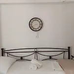 Tsakas Apartamento *